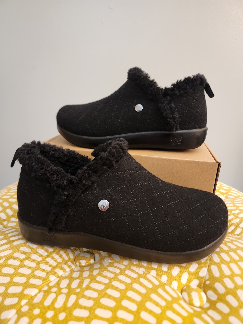 Alegria Quilted Sherpa Lined Clogs. Size 7.  Like New.